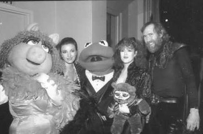 From left to right: Mrs. Piggy, Jane Seymour, Kermit, Bernadette Peters, and Jim Henson. (Henson Muppet Party, Grand Ballroom, 1985) 